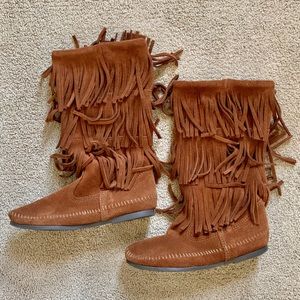 Minnetonka 3 tier fringe moccasin boots si…